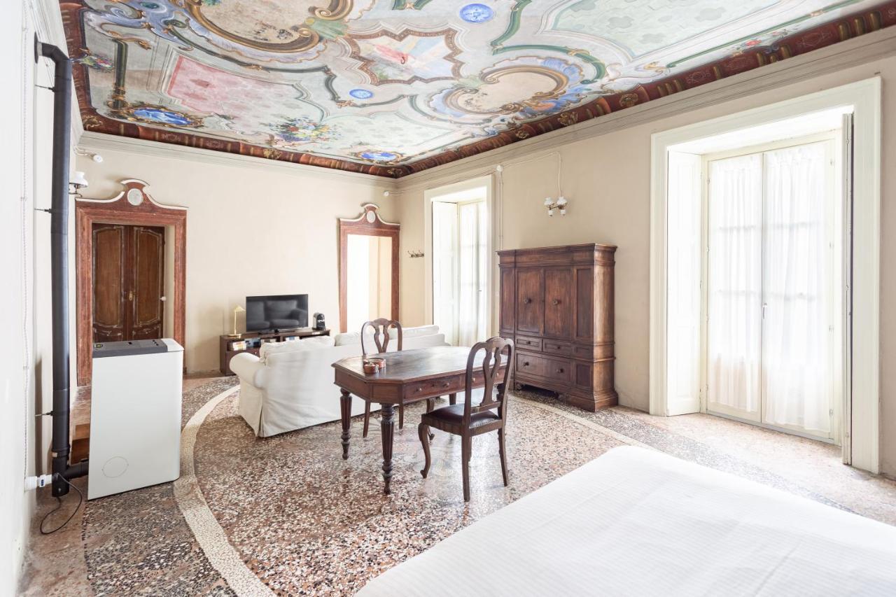 Palazzo Mia By Icasamia It Apartman Castello Cabiaglio Kültér fotó