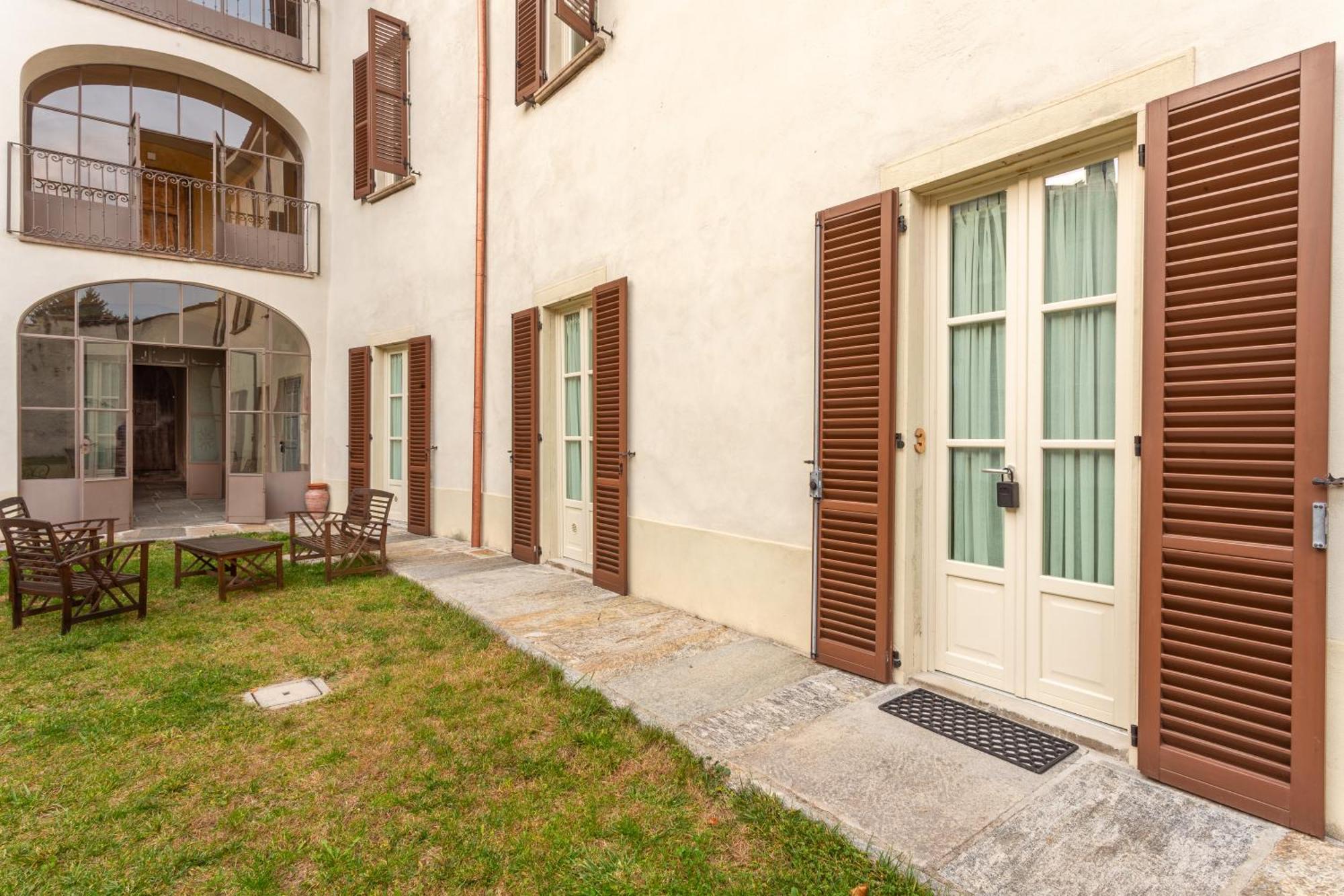 Palazzo Mia By Icasamia It Apartman Castello Cabiaglio Kültér fotó
